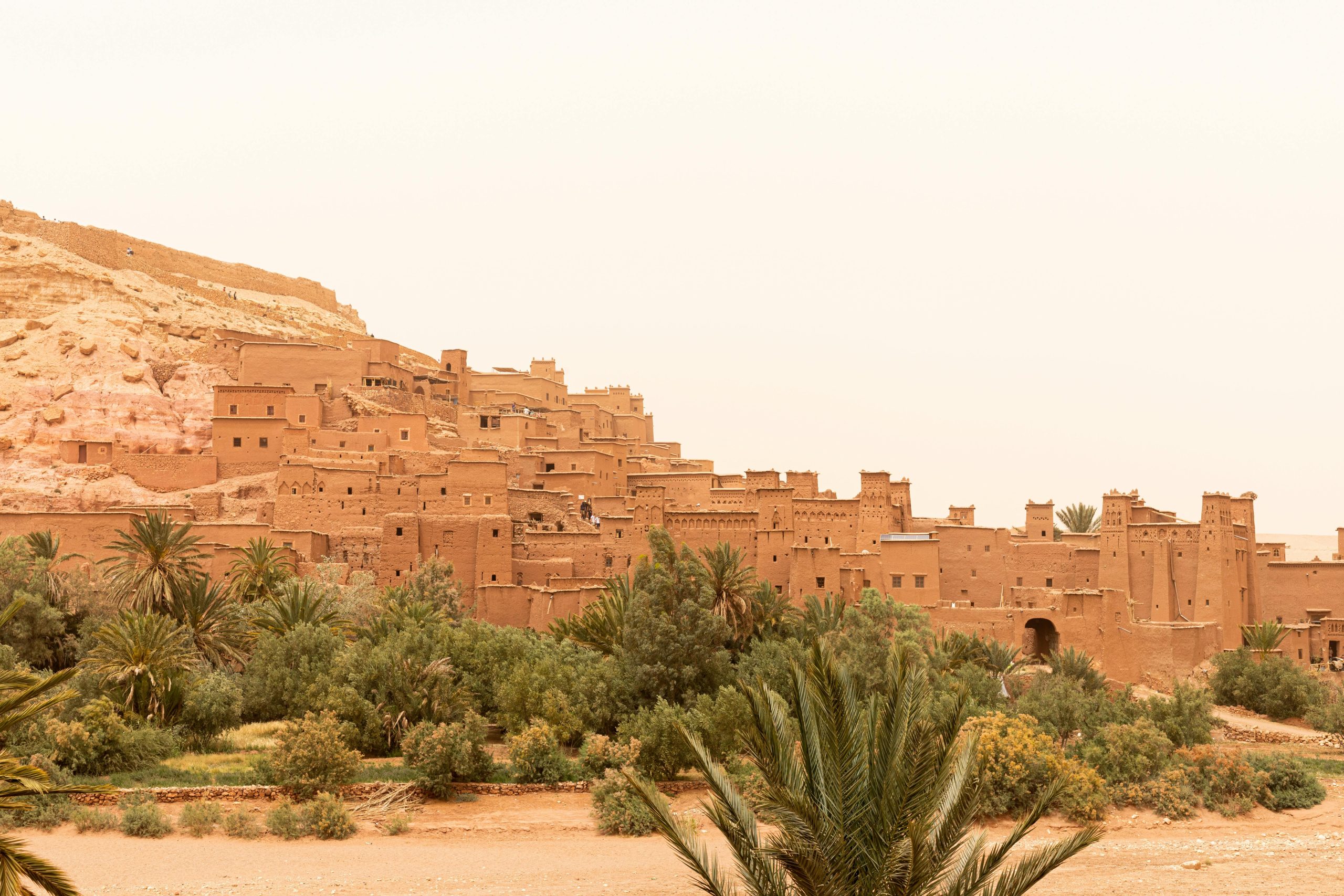 Vista panorámica de la kasbah de Aït Ben Haddou en Marruecos con palmeras y arquitectura tradicional