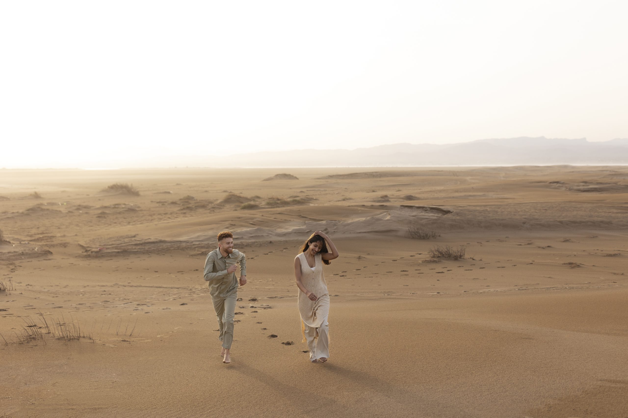 linda-pareja-de-tiro-largo-caminando-en-el-desierto