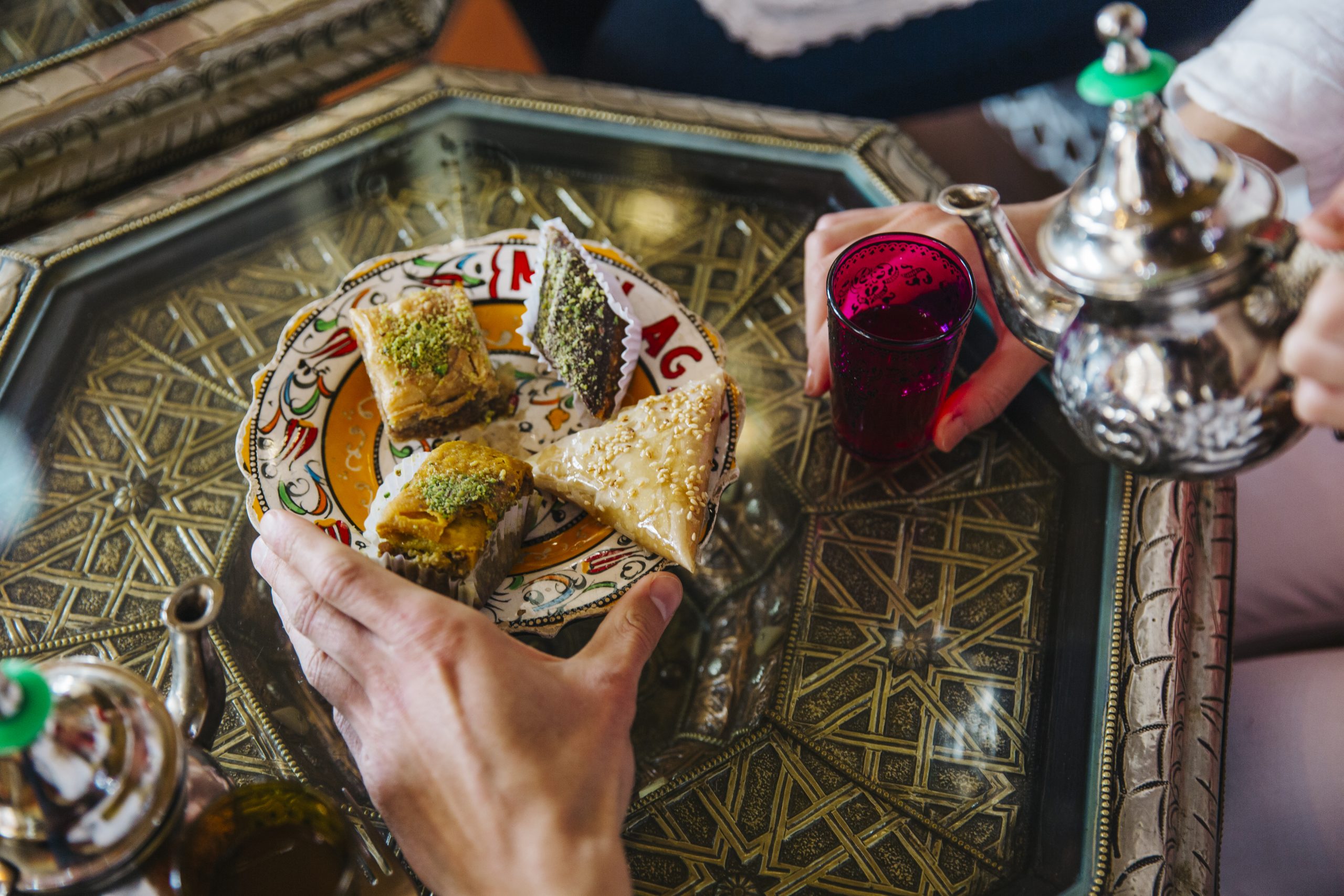 vista-de-cerca-de-comida-y-te-arabe